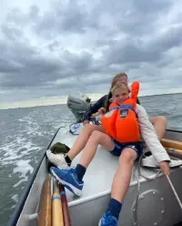 een Dolfijn wordt begeleid bij het zeilen in een lelievlet